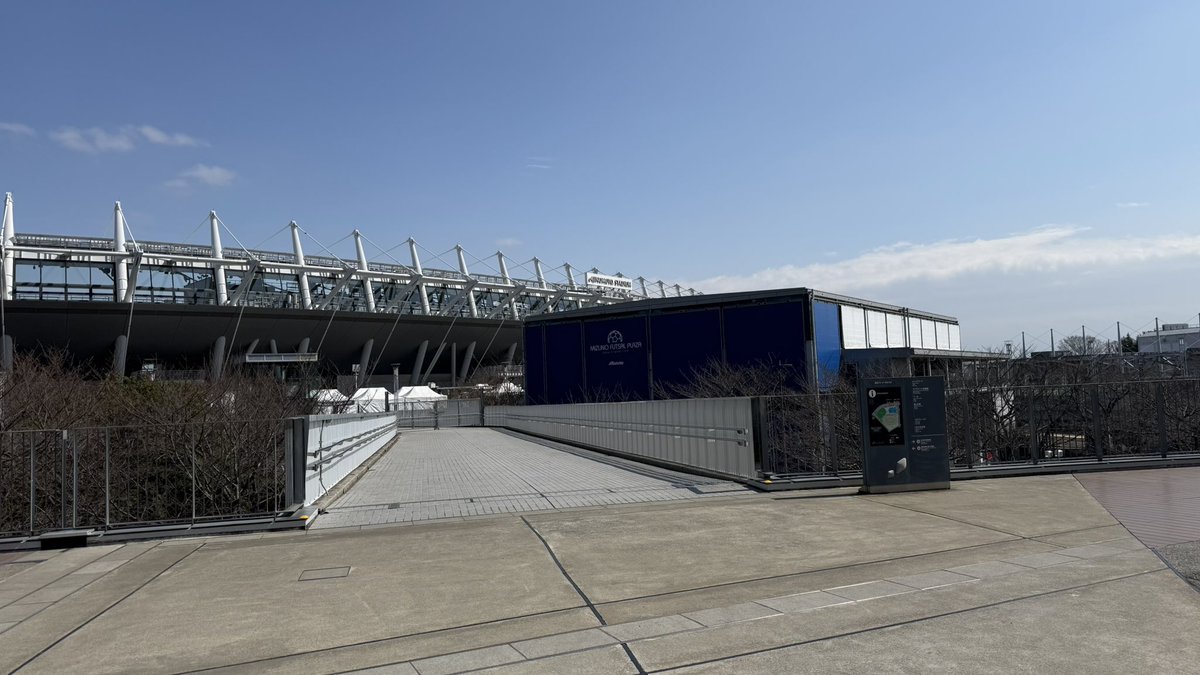 昨日から東京都調布市の京王アリーナTOKYOに出張に来ています。

とても綺麗な体育館ですね。
デカいので迷子になります。

隣は味の素スタジアムです。