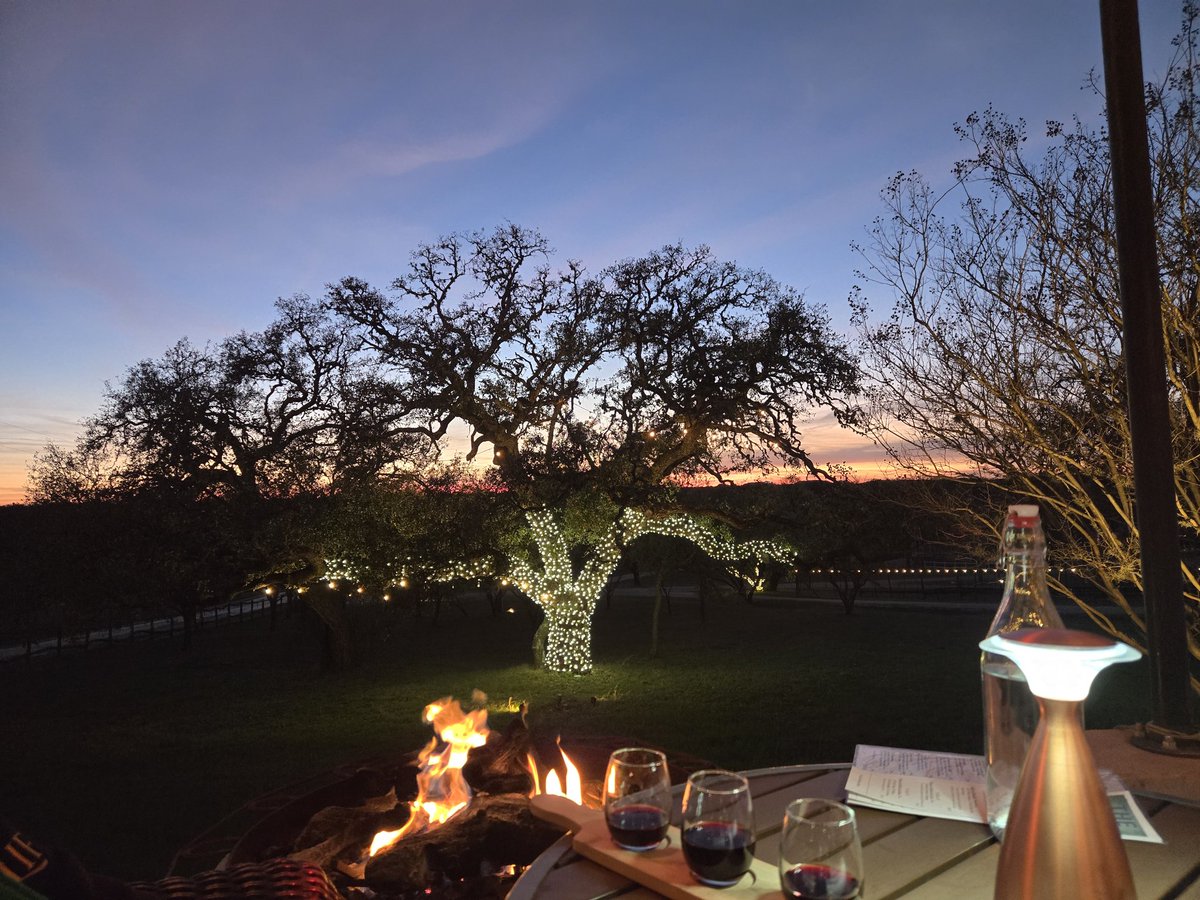 MrsFlegeance's tweet image. Gorgeous sunset views… a reminder to slow down and enjoy life in the moment.  
#SunsetVibes #LiveInTheMoment #PeacefulMoments #BePresent