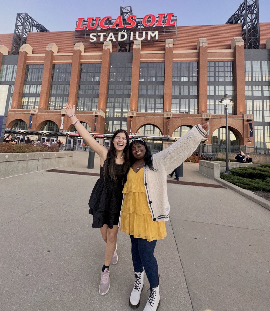 comebackbrihere's tweet image. my favorite #TSTheErasTour memory is by some miracle ending up at eras indy with my bestie on my 25th birthday 🥹💚💛💜♥️🩵🖤🩷🩶🤎💙🤍 @taylornation13