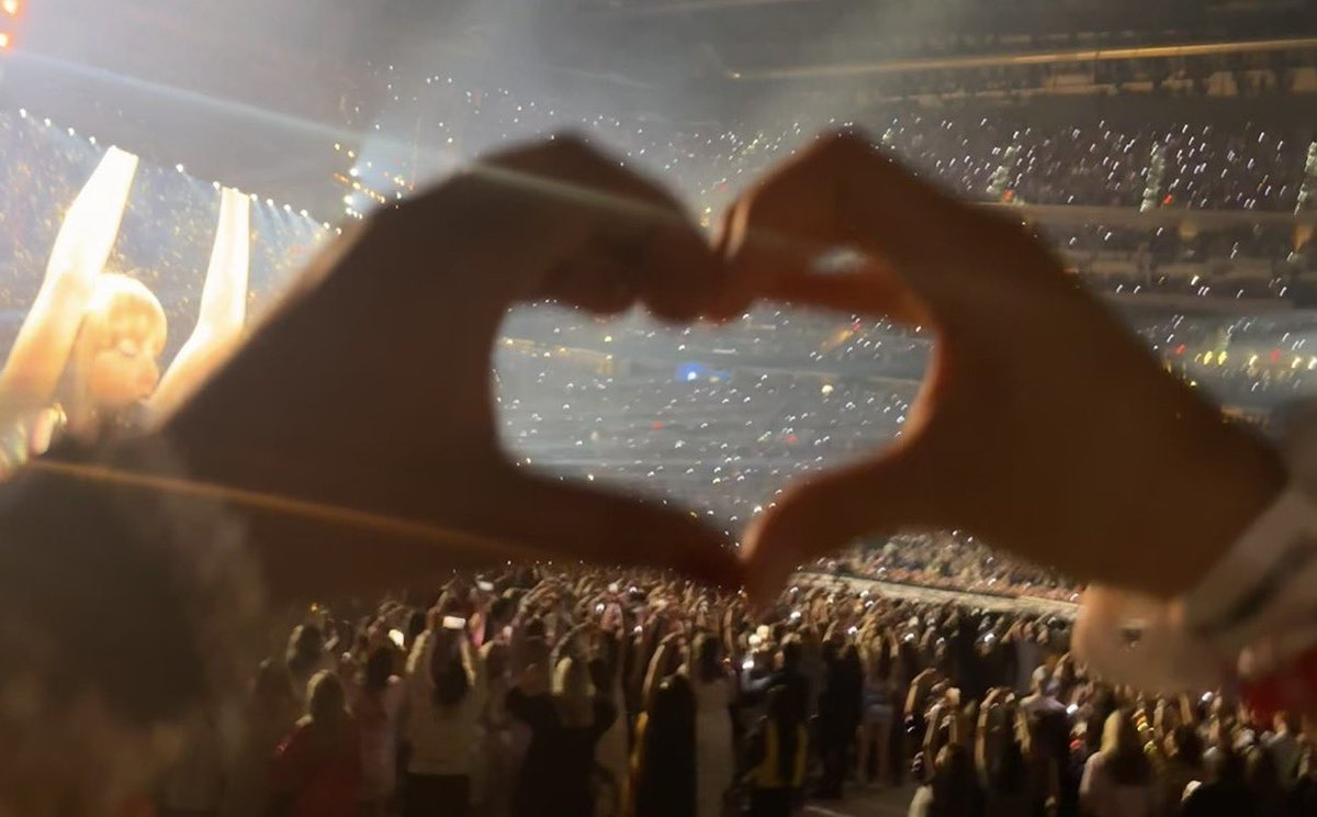 comebackbrihere's tweet image. my favorite #TSTheErasTour memory is by some miracle ending up at eras indy with my bestie on my 25th birthday 🥹💚💛💜♥️🩵🖤🩷🩶🤎💙🤍 @taylornation13