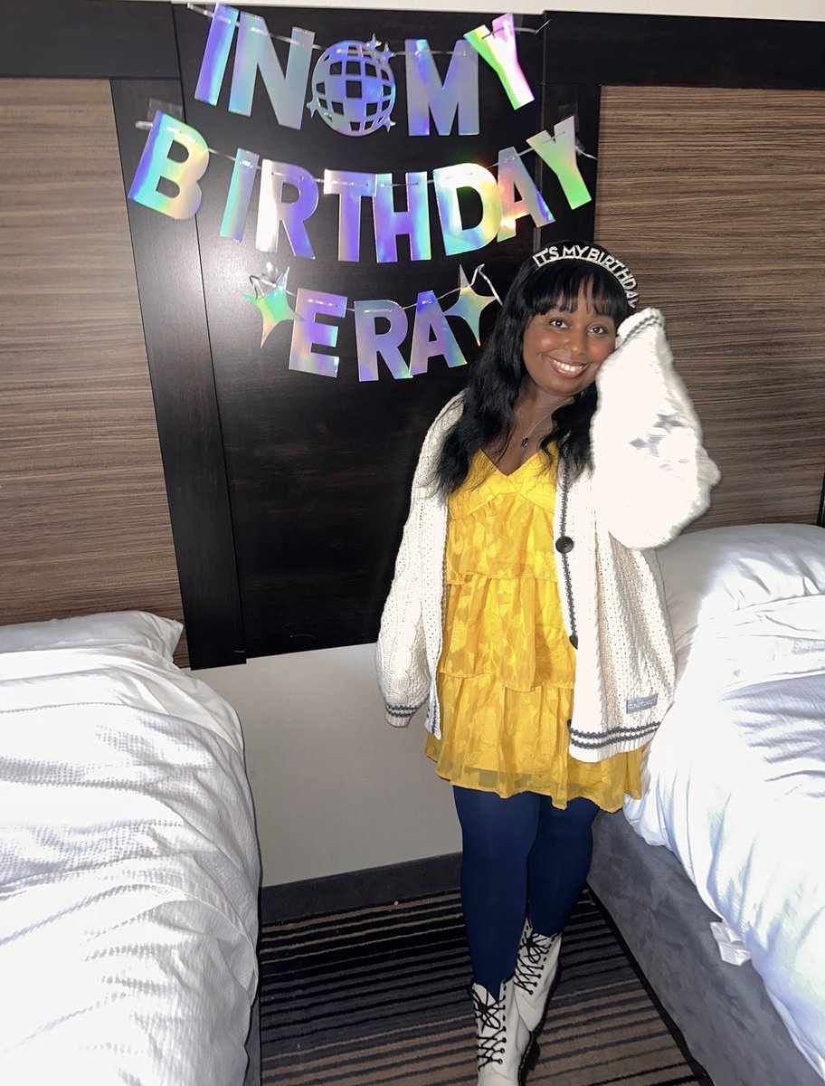 comebackbrihere's tweet image. my favorite #TSTheErasTour memory is by some miracle ending up at eras indy with my bestie on my 25th birthday 🥹💚💛💜♥️🩵🖤🩷🩶🤎💙🤍 @taylornation13