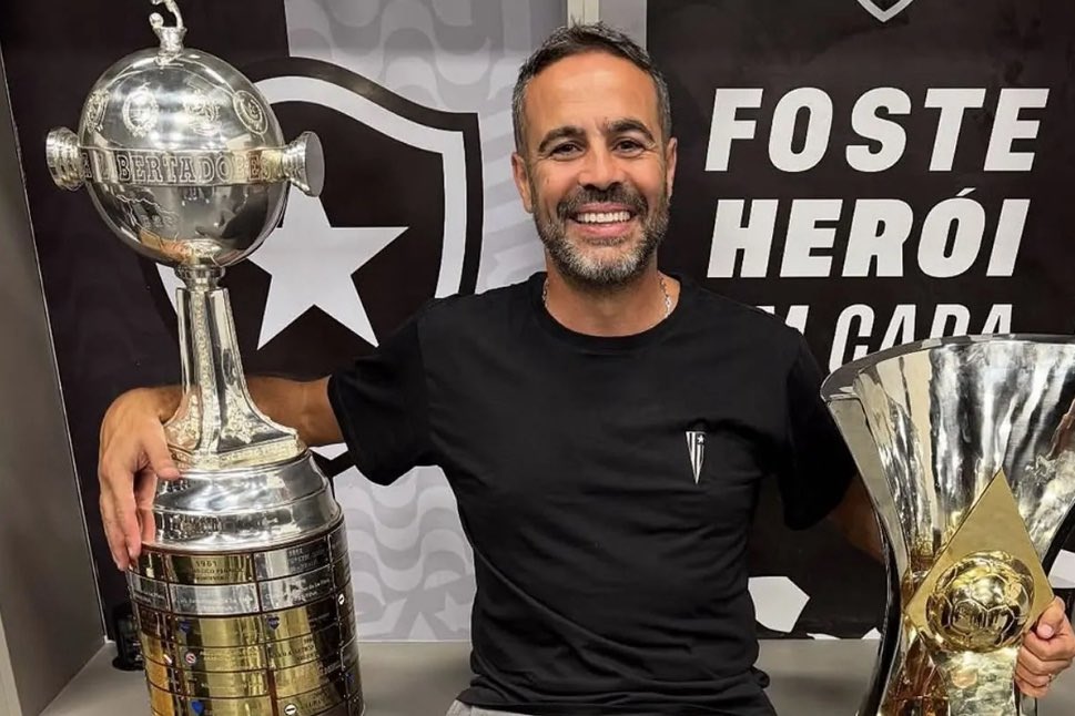 PapoD3Esporte's tweet photo. 🚨 INFORMAÇÃO 

O Cruzeiro tem acerto encaminhado com o técnico Arthur Jorge, atualmente no futebol árabe. As partes já alinharam valores, com salários na casa de R$ 4,5 milhões para toda a comissão.

Falta assinatura. Chegada esperada antes da Data FIFA.

🗞️PD3 https://t.co/IHG5pj9DXW