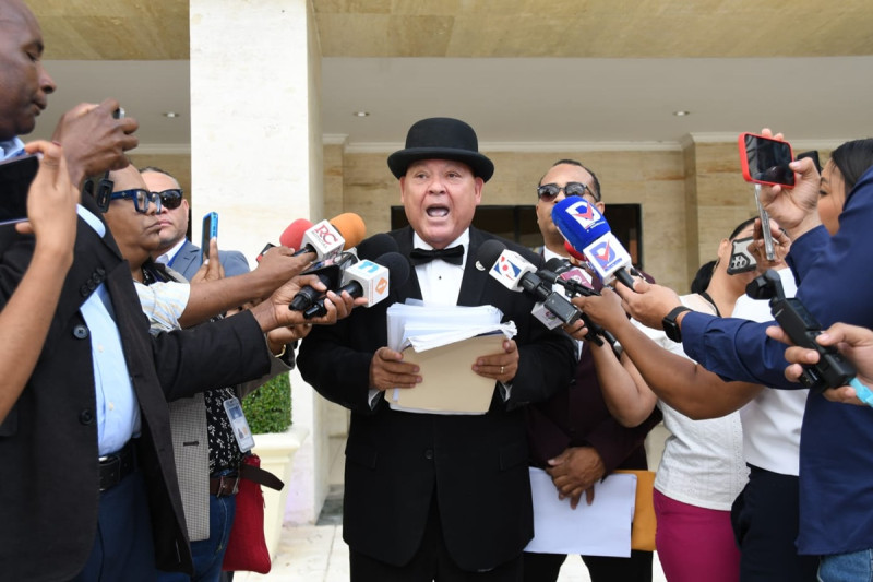 ACristopherDo's tweet photo. La democracia dominicana no puede ser un traje a la medida de los mismos de siempre. Los partidos minoritarios actúan como parásitos, sobreviviendo a costa de acuerdos oscuros mientras secuestran la voluntad del pueblo. ¡Es hora de romper las cadenas! 🇩🇴 #DemocraciaReal #RD https://t.co/OyYP7E5DhB