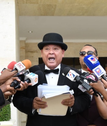 ACristopherDo's tweet photo. Pongo mi vida en sacrificio vivo por esta nación. No permitiré que sigan violentando la democracia dominicana. Nos negaron el espacio legal, pero no podrán callar la voz de un pueblo que ya despertó del letargo partidista. https://t.co/okeG8ZofSn