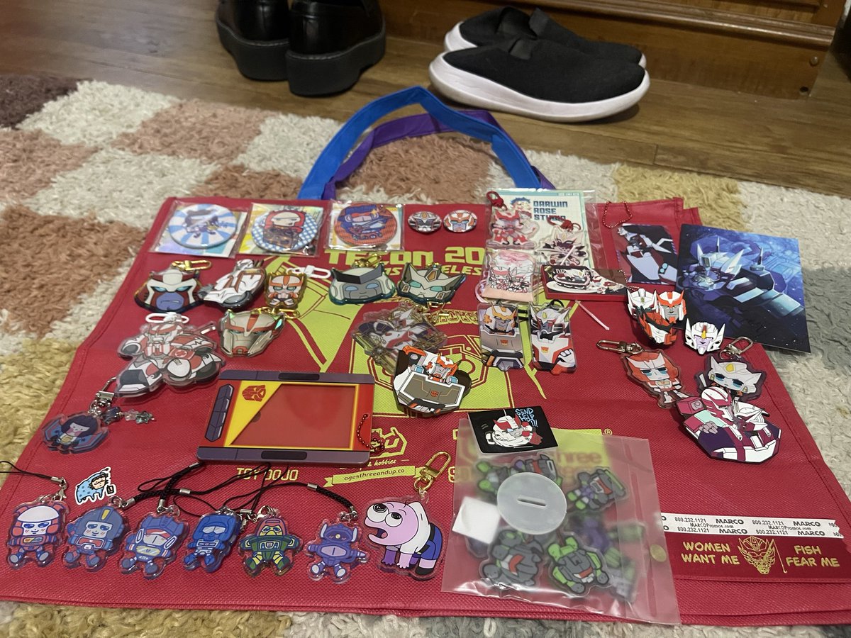 shelbeannie's tweet image. 3 flights and a 12 hour sleep later I have survived TFCon LA and have finally got my haul together. Can you tell I went after a certain ambulance and samurai for merch hehe 🤭 #TFConLA