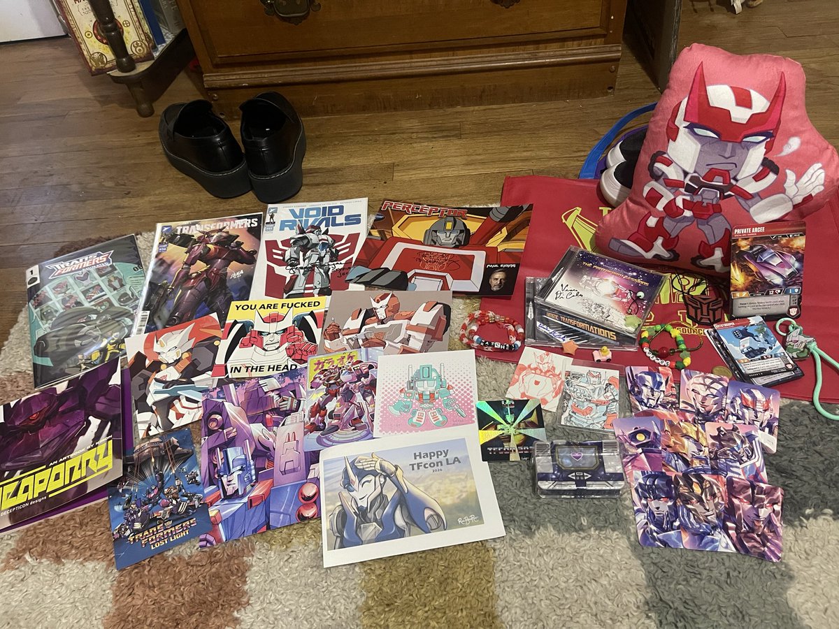 shelbeannie's tweet image. 3 flights and a 12 hour sleep later I have survived TFCon LA and have finally got my haul together. Can you tell I went after a certain ambulance and samurai for merch hehe 🤭 #TFConLA