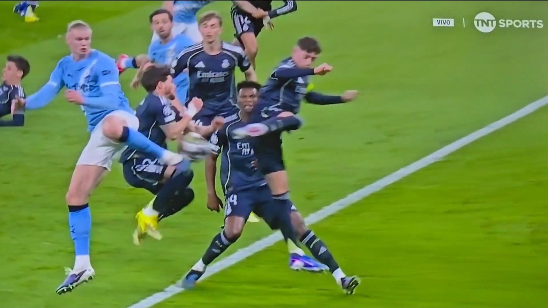🖥️💥 El VAR dejó pasar una mano de Fran García.

👉🏻 El lateral español extiende el brazo izquierdo y detiene la prolongación de Haaland dentro del área.

❌ 𝗘𝗦 𝗣𝗘𝗡𝗔𝗟𝗧𝗜.

▪️ Pese a existir un rebote previo en su muslo, el brazo ocupa un espacio y se considera punible.