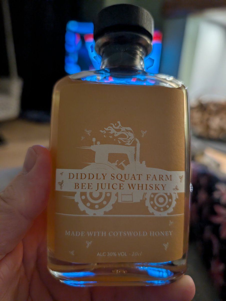 nigelbolton's tweet photo. Trying some Bee Juice Whisky from Diddly Squat Farm. @JeremyClarkson #diddlysquat https://t.co/DyXitc1r0V