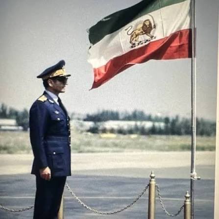 Ella_9393's tweet photo. درود هم‌میهن های عزیزم،
لطفا این پست من رو حمایت کنید تا فالورهام بیشتر بشه (در حال حاضر ۴۰ تا)، و فعالیت هام دیده بشه. به امید پیروزی ✌🏼
جاوید شاه، پاینده مردم ایران.
#KingRezaPahlavi‌ForIran 
#DigitalBlackOutIran‌ https://t.co/Kzzfuzr65j