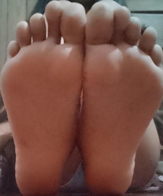 femboyloverfeet's tweet photo. se que dije que a los 3 likes subiría foto de mis pies pero no pude aguantar :'3 https://t.co/yYjsEOi9QH
