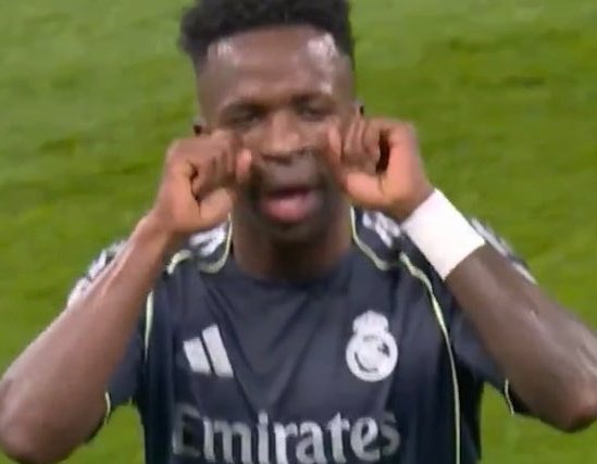 El jugador más llorón del mundo y de la historia diciéndole llorones a los demás. El chiste se cuenta solo.