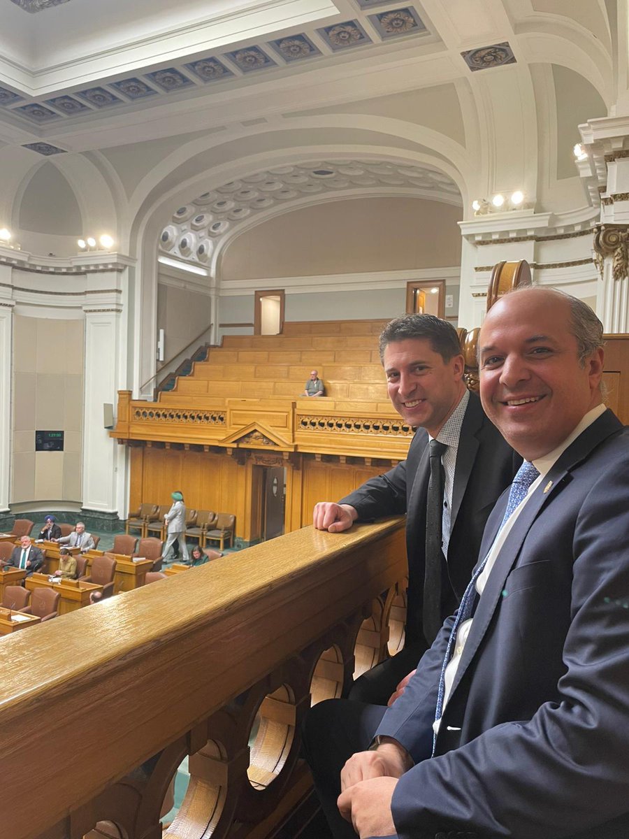 RDenCanada's tweet photo. Agenda Saskatchewan 📍

Continuando con la agenda de la visita oficial a Saskatchewan, el embajador @JoseBlanco sostuvo un encuentro con el Hon. Todd Goudy (@ToddGoudy), presidente (Speaker) de la Asamblea Legislativa de Saskatchewan, en el que se puso de relieve la dimensión institucional y parlamentaria de la visita.

El embajador estuvo acompañado por el miembro del Parlamento Michael Kram (@MichaelKramSK), quien representa la circunscripción de Regina - Wascana, en la provincia de Saskatchewan, y cuya participación contribuyó a resaltar la relevancia del diálogo interinstitucional y los crecientes vínculos de colaboración en el ámbito bilateral.

Durante el intercambio, se destacó la importancia del diálogo entre instituciones democráticas, la colaboración interparlamentaria y el fortalecimiento de las relaciones entre la República Dominicana y la provincia de Saskatchewan, en múltiples ámbitos.

Posteriormente, el embajador fue introducido como invitado especial ante este elevado órgano legislativo de la provincia, gesto de alto valor protocolar que evidenció el carácter oficial de la visita y el interés mutuo en continuar afianzando las relaciones entre ambas jurisdicciones. 🤝 @MIREXRD