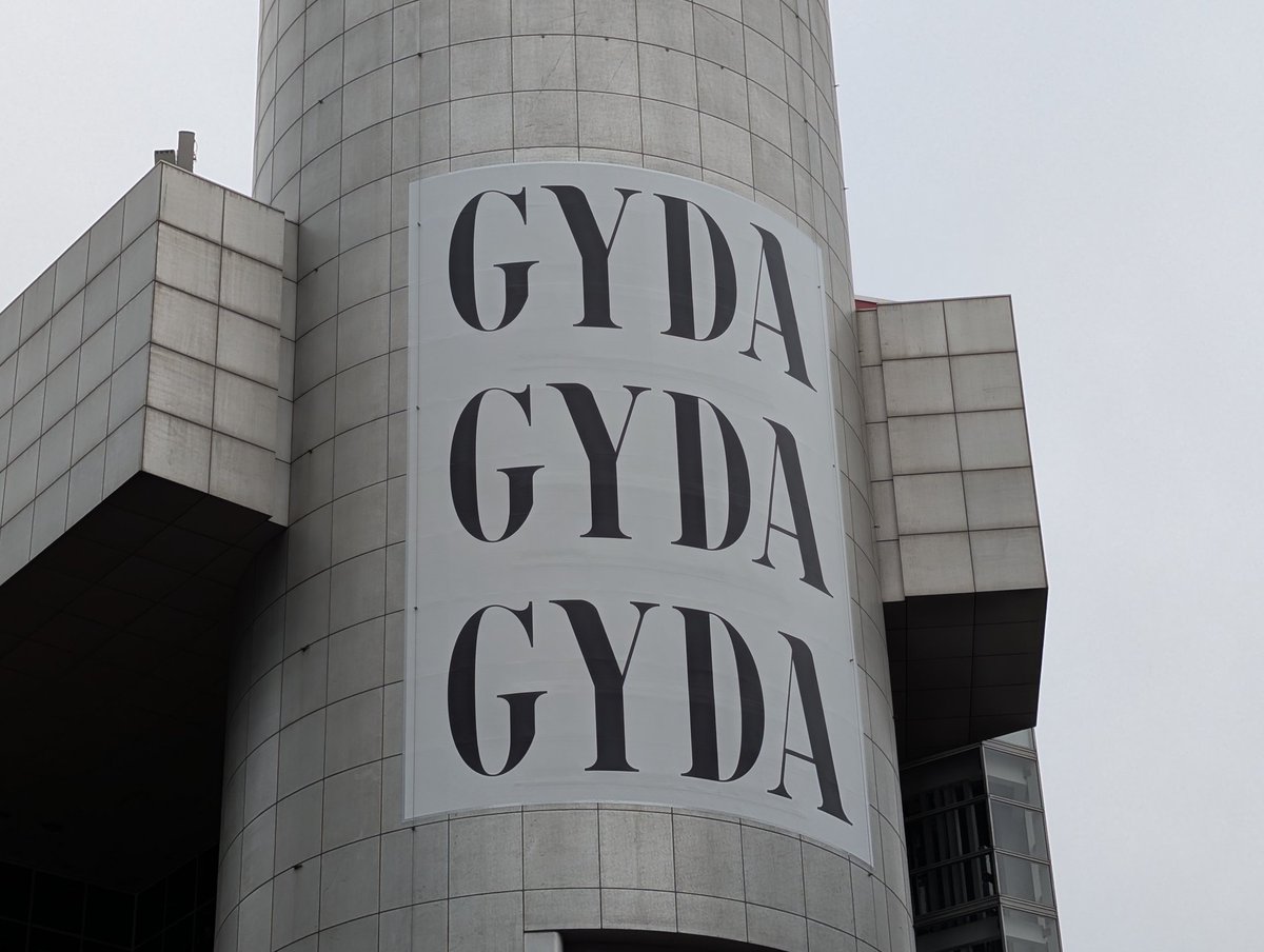GYDA（ジェイダ）の広告。
「GYDA GYDA GYDA」それだけ。説明ゼロ。商品ゼロ。キャッチコピーゼロ。ブランド名の繰り返しだけという引き算の極み。

GYDAってブランドを知らず、私自身も「なんだこれ？？」と調べましたが、情報量を削ることで逆にリーチが広がる説。