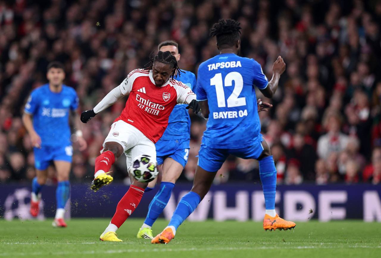 صراع النجوم هذا الموسم! الأهداف حتى الآن: إيبريكي إيزي 9 أهداف. فلوريان ويرتز + تشافي سيمونز 8 أهداف مجتمعين. إيزي يتألق ويقود سباق الأهداف هذا الموسم! المصدر: StatMuse FC 