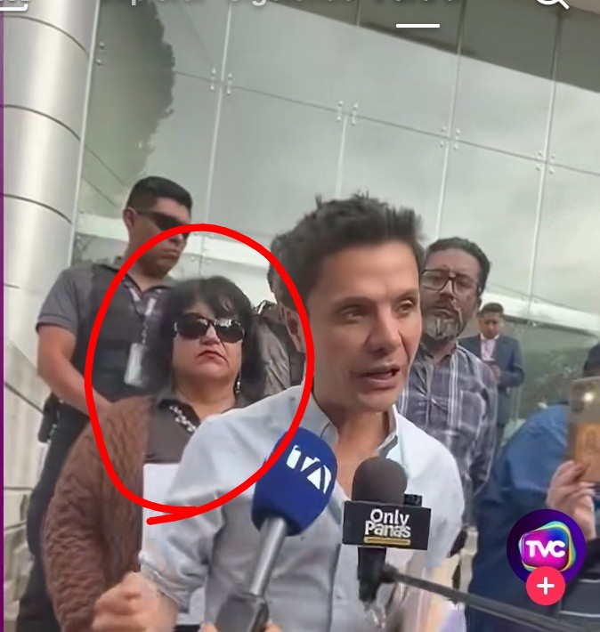 Wilson, la señora que fue hoy a gritar al municipio, es coincidentemente la misma que llevas desde hace meses a pararse detrás tuyo y finja apoyo en tus declaraciones a la prensa. Estas artimañas son una forma muy patética de hacer política. Que triste para lo que has  quedado.