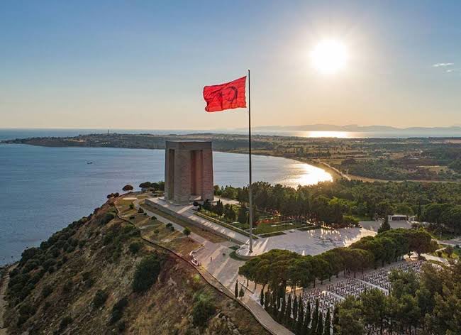 gokhankalmis's tweet photo. Çanakkale Zaferi, Türkiye Cumhuriyeti’nin ön sözüdür. Bu zafer, Türk milletinin şanlı geçmişine vefa  geleceğine ise ışık olmuştur.  Çanakkale ruhu,Milli Mücadele ruhudur. 

Bu vatanı bize emanet eden aziz şehitlerimizi
Saygı,Minnet ve Rahmetle anıyorum.🇹🇷 
#18MartÇanakkaleZaferi https://t.co/Tc7gwBij1v