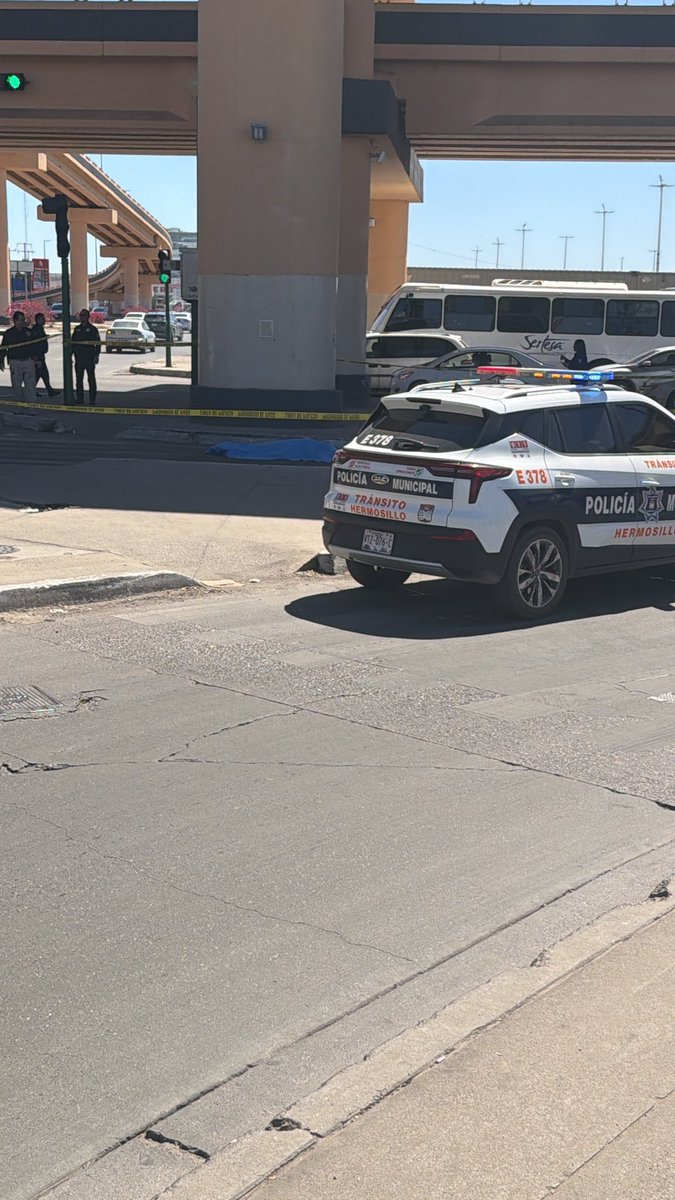 Persona muere al arrojarse de la parte más alta del puente de Solidaridad y García Morales <a href="/CruzRojaHMO/">Cruz Roja Hermosillo</a> <a href="/Amicsonora/">AMIC Sonora</a> <a href="/policiahmo/">Policía Hermosillo</a>