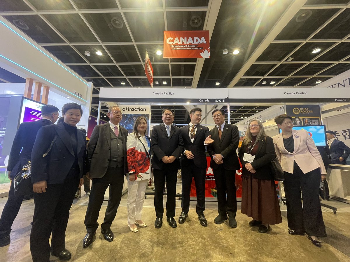 pingotv's tweet photo. 🇨🇦 Canada Pavilion is buzzing! Dozens of international buyers to our Canadian Pavilion today, showcasing the best in Canadian screen-tech and storytelling! Proud to help directing the group photos 📈🎬 @HKTDC_Toronto @hktdc 
> #CdnFilm #hktdc #pingotv #filmart #FILMART2026 https://t.co/nT3bXkJ6ag
