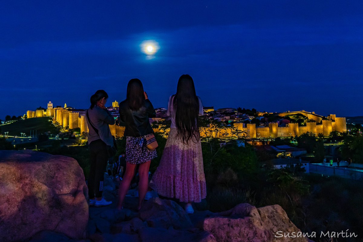 CyLEsVida's tweet photo. ¡El cielo de #Ávila… es muy especial y contemplar la luna desde los Cuatro Postes es una de los  espectáculos de la ciudad!
📷 @VentanasDelCiel https://t.co/jFXmA7S1w4