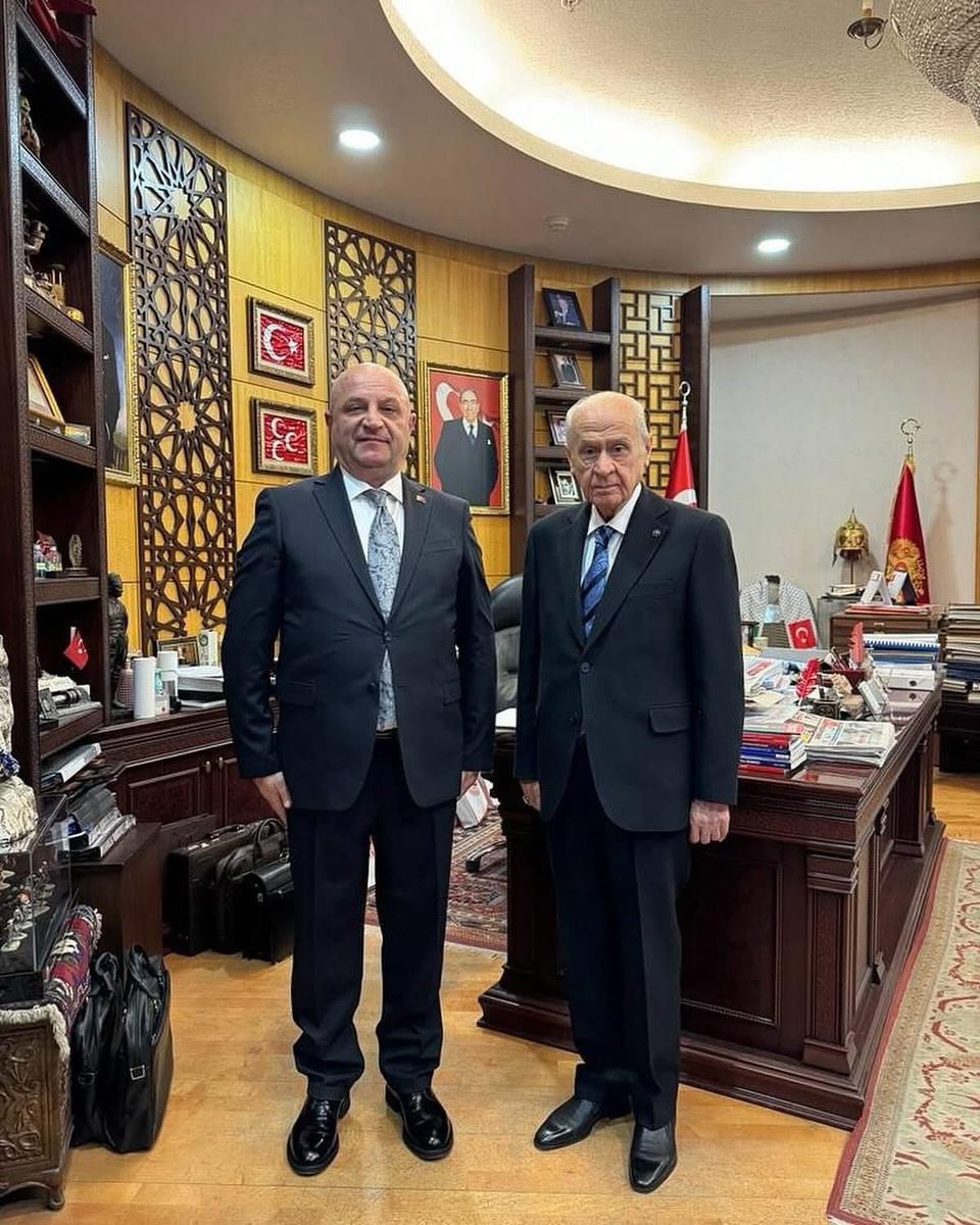 OsmanGurMHP_'s tweet photo. Bir kere daha gördük ülkemiz muhalefetinin ne büyük bir acziyet içinde olduğunu.
Ve bir kere daha gördük, algı operatörlerinin üretip ezberlettirdiği sloganlarla ülkeyi yönetmeye talip olanların insanlıktan ne kadar uzak olduklarını.

Türk Devleti gibiyiz.
Dimdik ayaktayız!
Türk milleti üzerine oynanan oyunları bozmaya devam edeceğiz.

Türk Milleti’nin Lideri sayın Devlet Bahçeli, tatlı bir tebessümle sizleri izliyor ey zavallılar.
Kinimizde boğulacaksınız.

Tanrı Dağı’ndan Kocatepe’ye uzanan yolda Kürşat’ın gür sesi ve Atatürk’ün narasıyla hep haykıracağız:

Ne Mutlu Türküm Diyene..