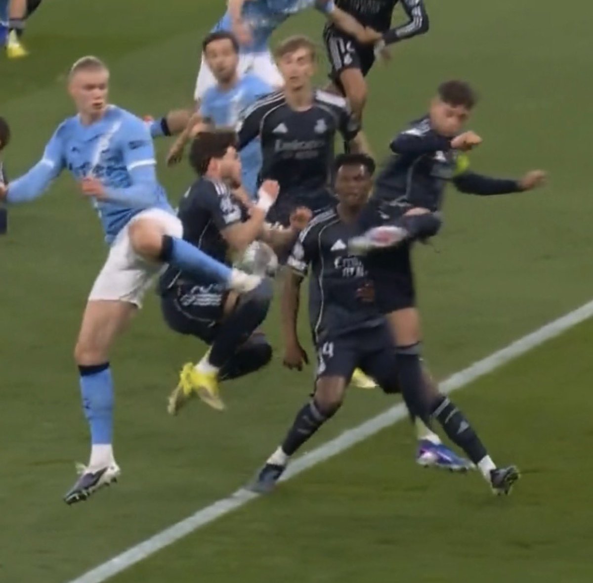 existantmcfc's tweet photo. Since the original video got removed, here are the photos.

Man City have been ROBBED, once again. 

LOOK AT THE VAR IMAGE?? THIS IS A DISGRACE, YOU ARE A DISGRACE @ChampionsLeague https://t.co/QHSG9PdP0G