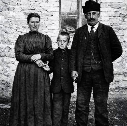 La Jacuzzi non è nata per il lusso. È nata per il dolore.
E dall'amore disperato di un padre. 
Oggi è un simbolo di relax. Ma la sua storia inizia con una diagnosi terribile: artrite reumatoide a Ken Jacuzzi, un bambino di 15 mesi.
Suo padre, Candido, si rifiutò di vederlo