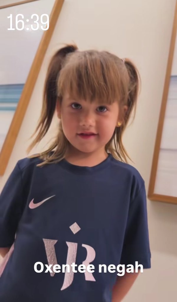 a mulher acordou a menina que tava dormindo, só para colocar a roupa do vini jr nela. Essa mulher trata o filhos como maquinas de engajamento mano
