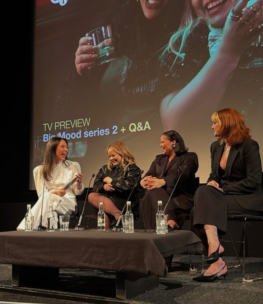 i love my girls 😭