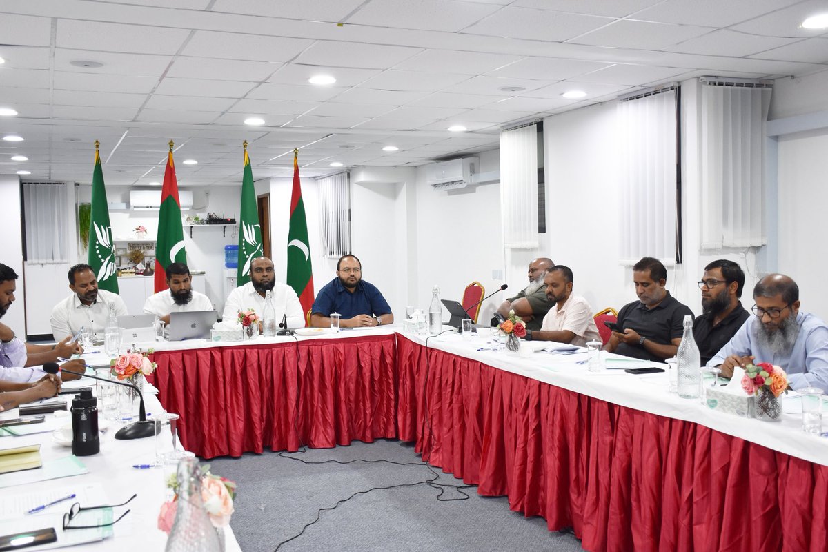 ރިޔާސީ އިންތިޚާބާއި ރައްޔިތުންގެ މަޖިލީހުގެ އިންތިޚާބު އެކުގައި ބޭއްވުމަށާއި، ރައްޔިތުންގެ މަޖިލީހުގެ އުމުރު ގުނުމުގެ އުސޫލު ބަޔާންކުރުމަށް ޓަކައި، ރައްޔިތުންގެ މަޖިލީހުން ފާސްކުރައްވައިފައިވާ "ޤާނޫނުއަސާސީއަށް 8 ވަނަ އިޞްލާޙު ގެނައުމުގެ ބިލު"   ތަޞްދީޤުކުރެއްވުމާމެދު، 4 އެޕްރީލް