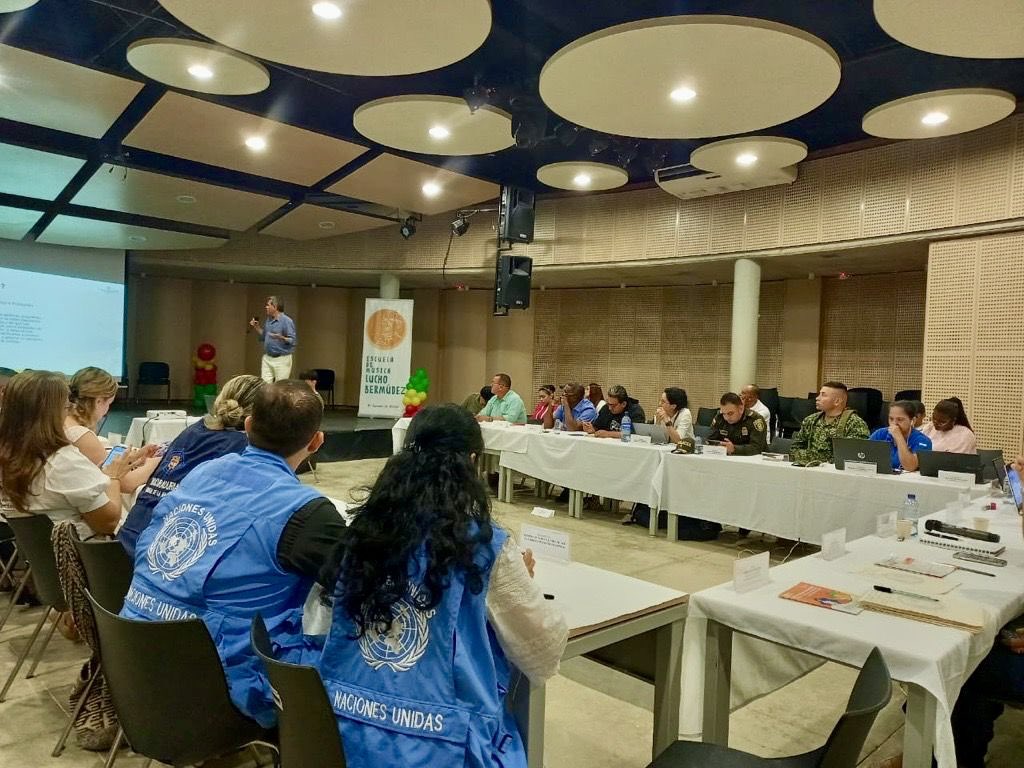 MisionONUCol's tweet photo. Saludamos la adopción del Plan Estratégico de Seguridad y Protección #PESP por parte de la @GobDeBolivar, un avance clave para fortalecer las garantías de seguridad de firmantes de paz en el departamento, en línea con la implementación del #AcuerdoDePaz. 🧵 https://t.co/kaPW6p0Xwm