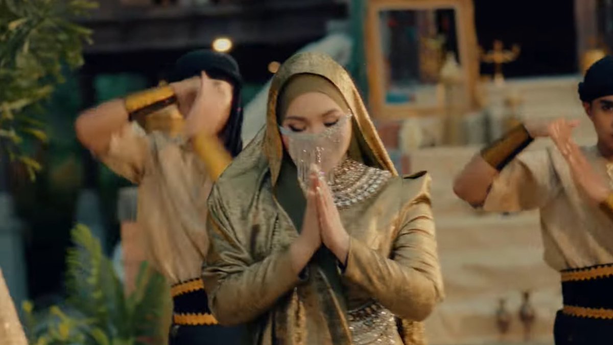 aaspotifynation's tweet photo. 🚨| Aina Abdul has released the music video for her new raya single ‘Ya Habibi, Ya Aidilfitri’ on YouTube.

Watch: https://t.co/QBGUYUI0hI https://t.co/n4bTNRS8La