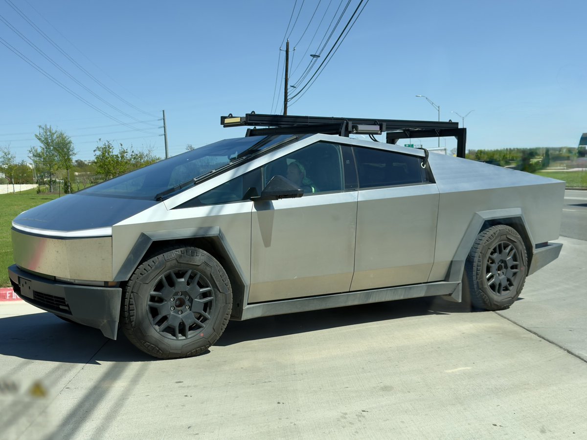 DavidMoss's tweet image. Saw a Cybertruck Validation Vehicle roaming the streets of Austin today