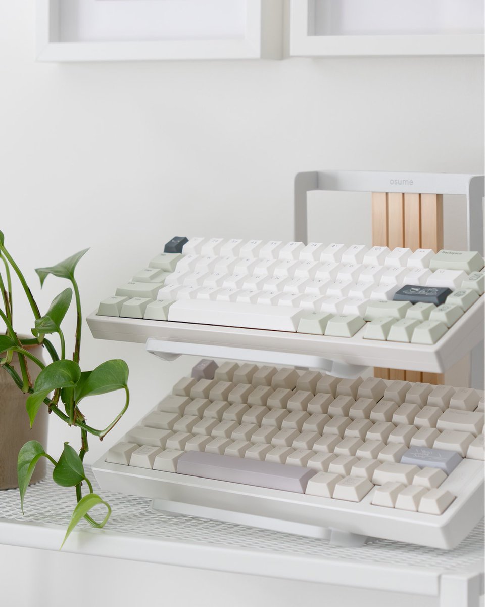 osumekeys's tweet image. did someone say they needed more keyboard storage? 

we’d like to nominate our keyboard shelves 🙂‍↕️
our most updated version also features a smoother finish and minimized weld spots for a cleaner look!

#osume #homedecor #cutetech #deskgram #homeoffice