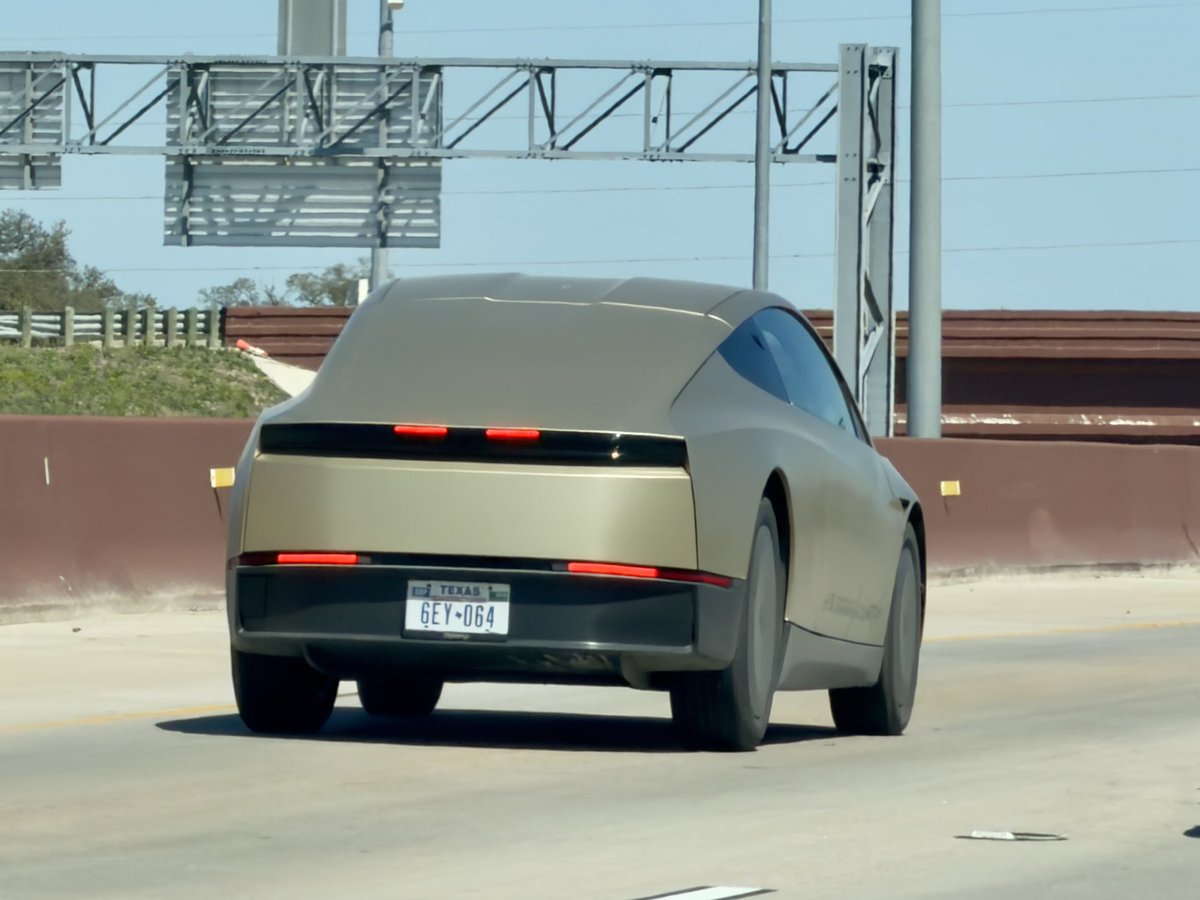 DavidMoss's tweet image. I can’t believe I saw a Tesla Cybercab on the Freeway today!