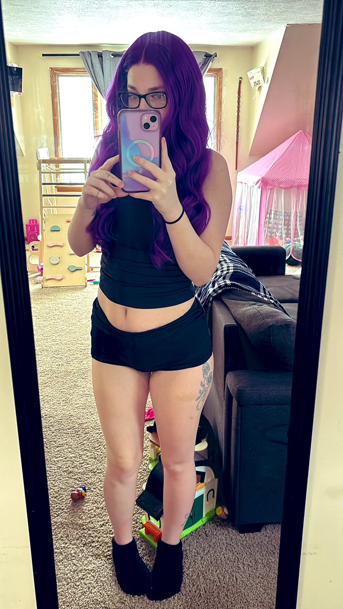 toxicstormm's tweet photo. Today’s fit ft my little fuzzy socks, how tall do you think I am? https://t.co/Sjj9WupoB4