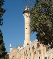 Naylafayez's tweet photo. للمسجد الأقصى _ وهو ما دار عليه السور _ أربعة مآذن يعود تاريخ إنشائها للعهد المملوكي، تقع ثلاثة منها على صف واحد غربي المسجد، وواحدة في الجهة الشمالية على مقربة من باب الأسباط وهي كالتالي:
المئذنة الفخرية : وتسمى كذلك مئذنة باب المغاربة في الركن الجنوبي الغربي للمسجد الأقصى ، وهي على مجمع المدرسة الفخرية بجانب المتحف الإسلامي ، أنشأها القاضي شرف الدين عبد الرحمن بن الصاحب الوزير فخر الدين الخليلي ، حيث أشرف على بنائها خلال فترة عمله كناظر للأوقاف الإسلامية في سنة 677 هـ / 1278 م .

مئذنة باب الغوانمة : بناها كذلك القاضي شرف الدين عبد الرحمن بن الصاحب سنة 677 هـ / 1278 م ، ثم عمر بناءَها الأمير سيف الدين تنكز الناصري نائب الشام في سنة 730 هـ / 1329 م وهي في الزاوية الشمالية الغربية ، وهي أعظم المآذن بناءً ، وأتقنها عمارة .
مئذنة باب السلسلة : وهي في الجهة الغربية من المسجد الأقصى على بعد أمتار من باب السلسلة ، وتسمى كذلك " منارة المحكمة " لاتخاذها محكمة في العهد العثماني ، أنشأها الأمير سيف الدين تنكز بن عبد الله الناصري 730 هـ 1329 م في عهد الناصر محمد بن قلاوون 

مئذنة باب الأسباط : وتقع في الجهة الشمالية للمسجد الأقصى وهي من أجمل المآذن وأحسنها هيبة أنشأها الأمير سيف الدين قطلو بغا في سنة 769 هـ في عهد الملك الأشرف شعبان الثاني بن السلطان حسن ، وتعرف كذلك بالمئذنة الصلاحية لقربها من المدرسة الصلاحية وأعيد بناؤها بشكلها الحالي عام 1346 هـ بعد أن تهدمت أثر زلزال في القدس.

مئذنة باب الغوانمة (أو مئذنة قلاوون/السرايا) أطول وأكثر مآذن المسجد الأقصى المبارك ارتفاعاً وزخرفة، حيث يبلغ ارتفاعها حوالي 

مأذنة باب الاسباط 👇١/
مأذنة الغوانمة ٢/