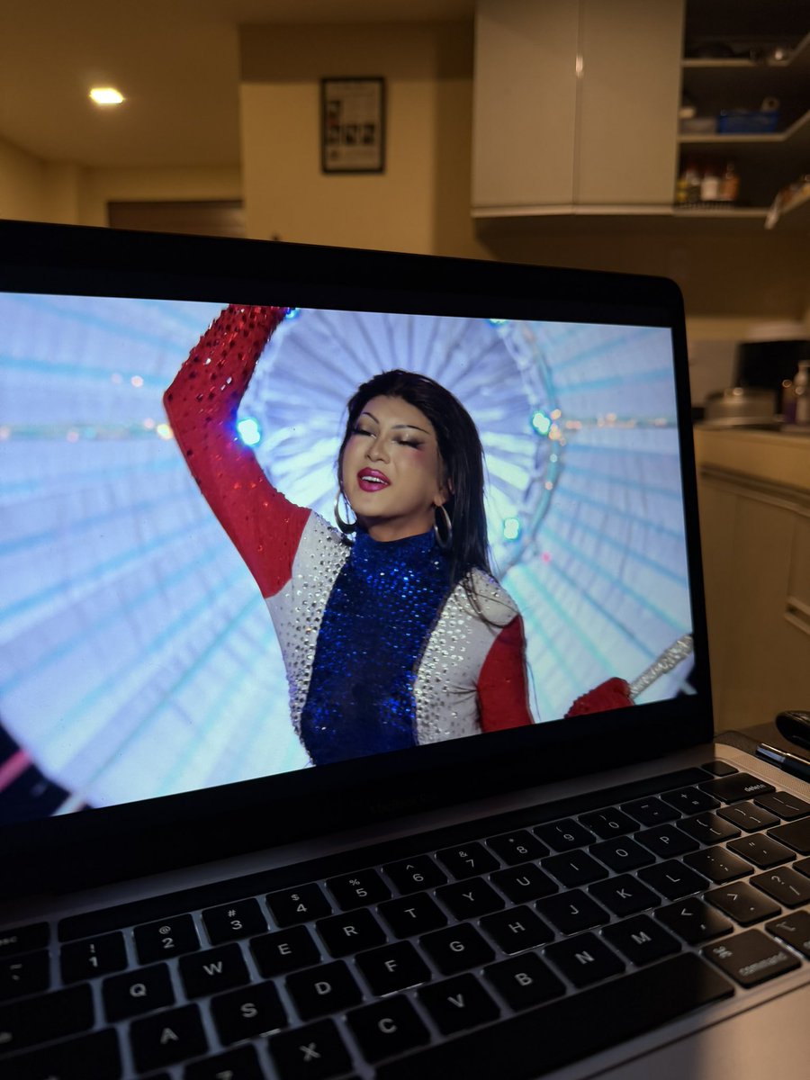 halle parrot tweet media