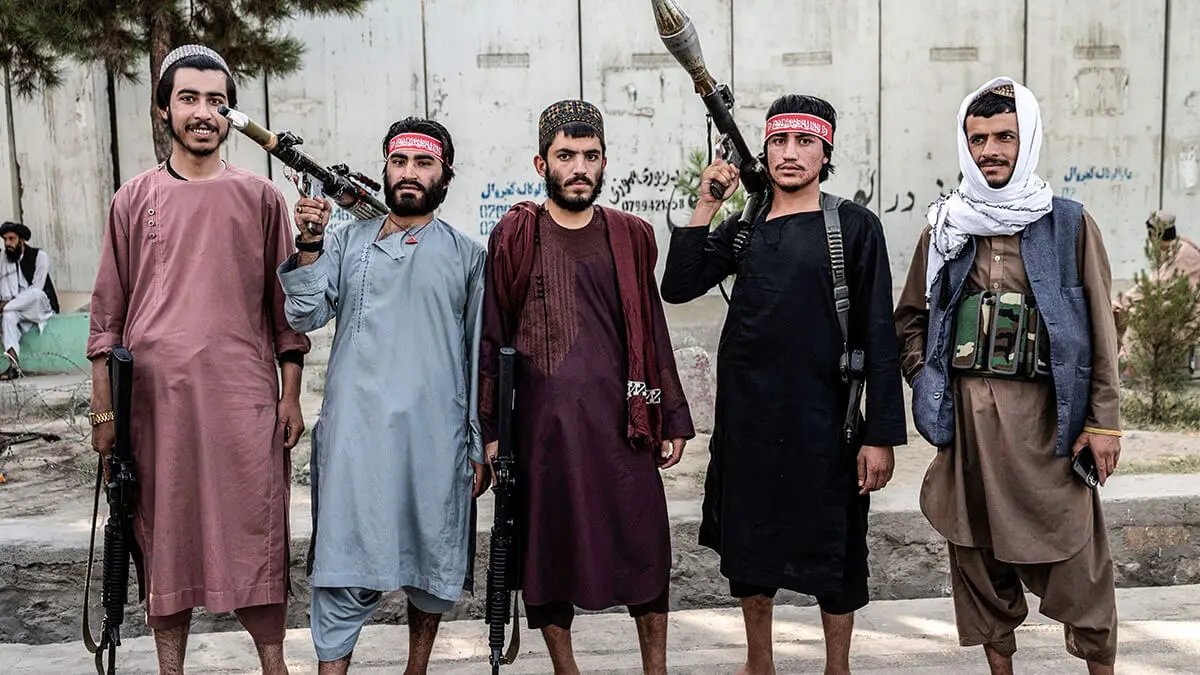 BJeyko's tweet image. Arbeloa: Thibaut, deja los guantes. Sale Lunin en la 2ª parte.
Courtois: Álvaro, estoy bien.
Arbeloa: Guardiola... ejem... Bayern... ejem... Kompany... ejem... Atlético...

Courtois: ¡Amén!

Guardiola: ¡Lo siento Osama Ait-Nouri, tu momento no llegará hoy!
El vestuario del City: