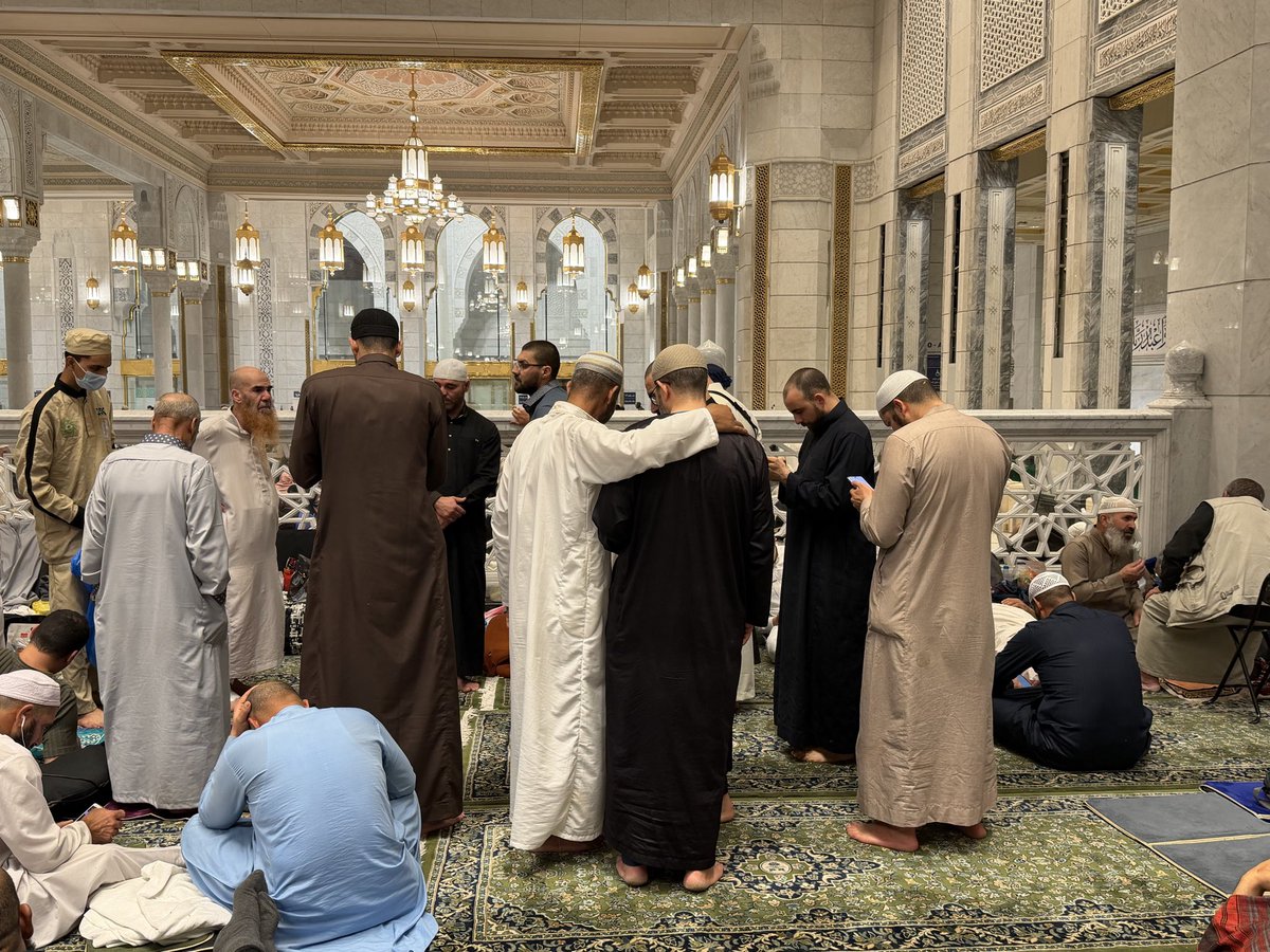 كثيراً نفرح، وكثيراً نسعد

ولكن لايوجد مثل فرحة المسلمين باللحظات الإيمانية والمنة الربانية،

من بيت الله الحرام، الناس والمعتكفين والمصلين يهنئون بعضهم البعض بحضور ختمة القرآن وإكمال هذه الليالي المباركة

(قل بفضل الله وبرحمته فبذلك فليفرحوا هو خير مما يجمعون)

وجزى الله دولتنا