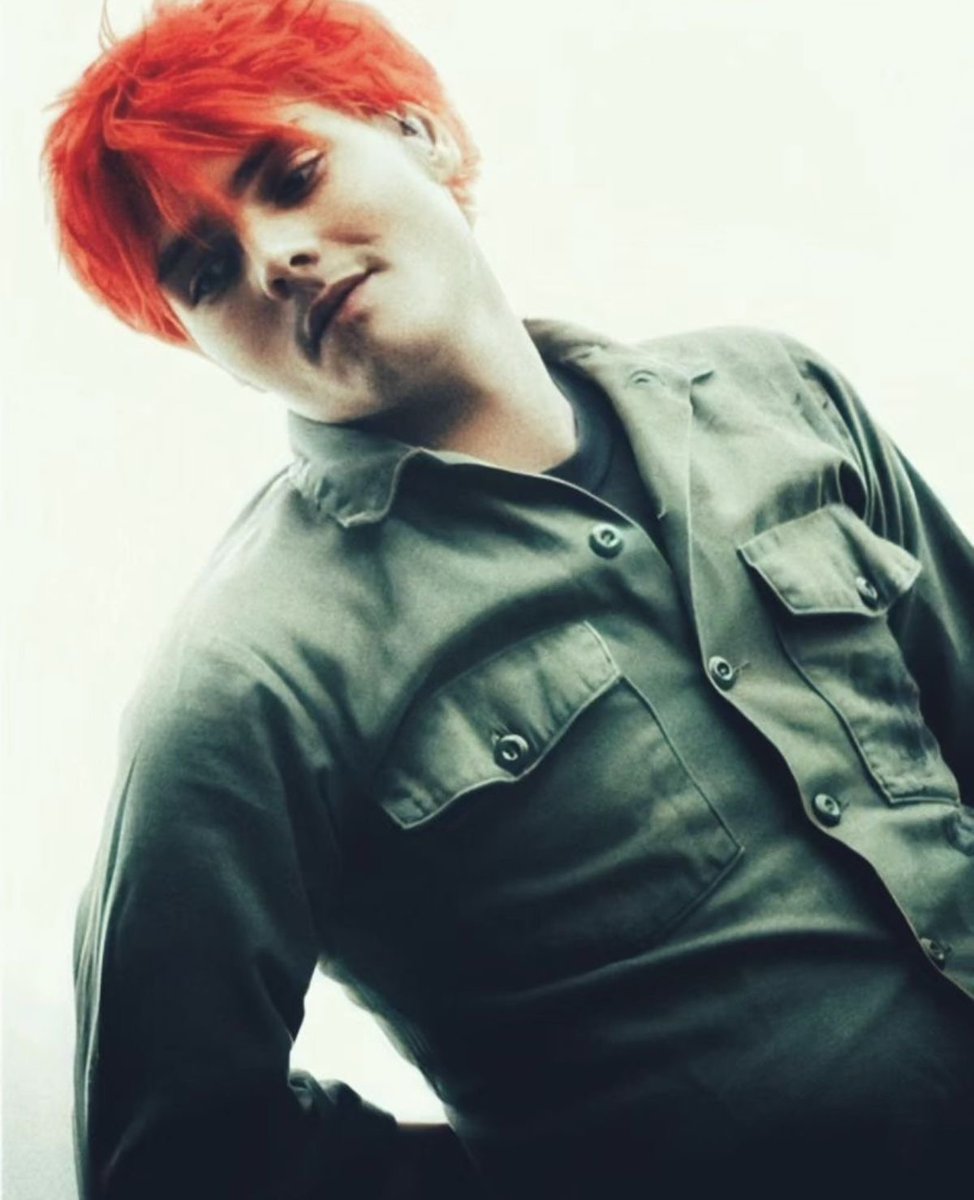 gerard way hourly tweet media