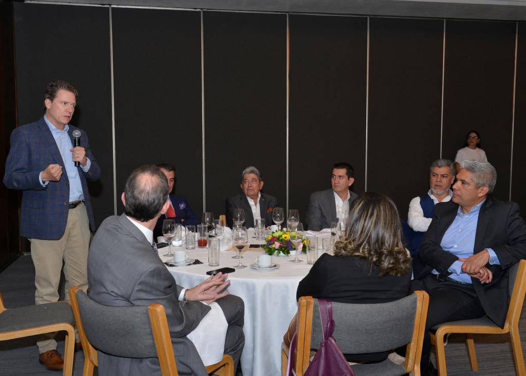 ClubEditores's tweet photo. En la comida de marzo del Club de Editores se llevó a cabo un panel intergeneracional con expresidentes, enfocado en la historia, presente y futuro del Club.

Se reiteró la importancia de seguir fortaleciendo este espacio que reúne a la cadena productiva del libro. 📚 https://t.co/61esNxZ48E