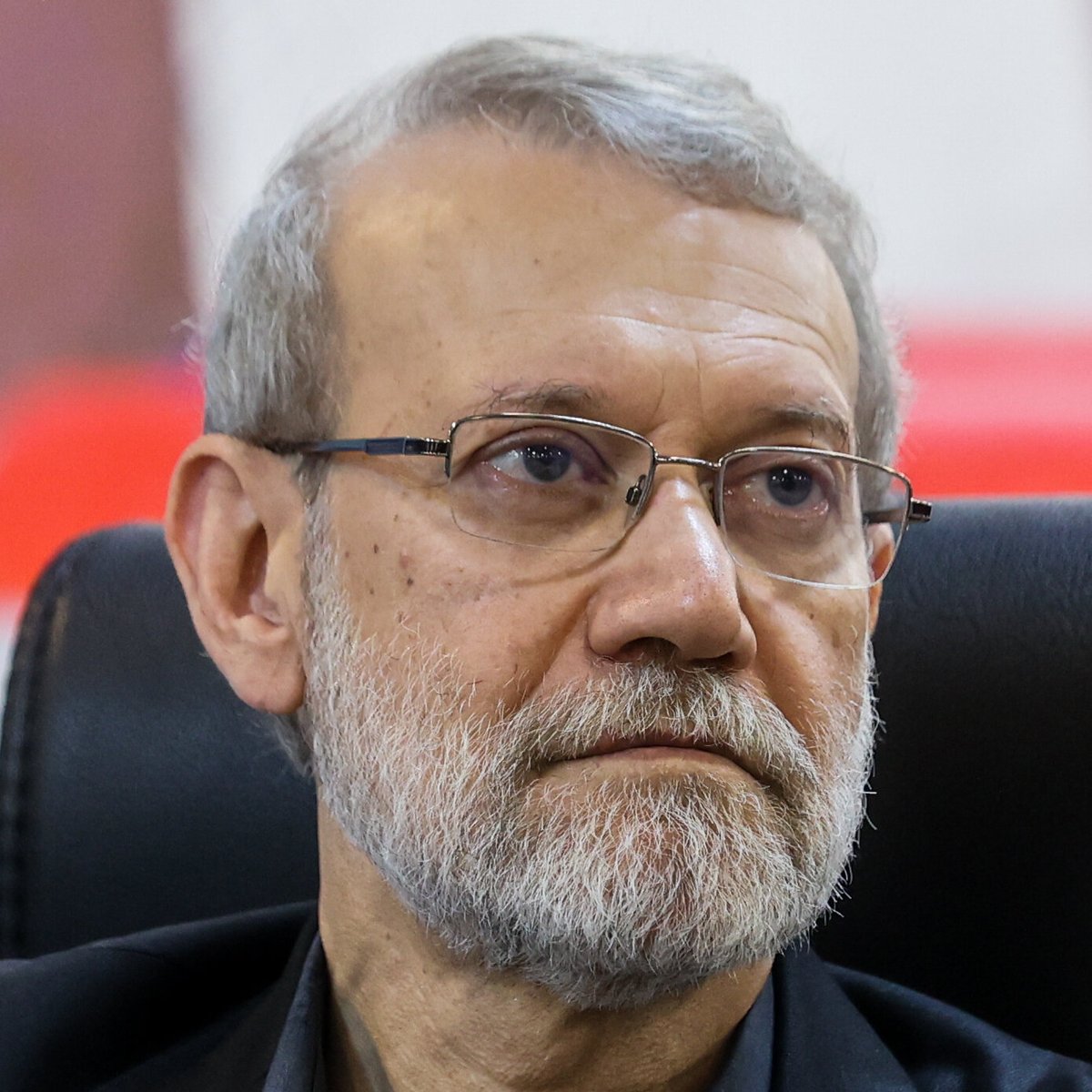 Ali Laricani…

Bir insanın adı bazen sadece bir isim değildir; bir duruşun, bir iradenin ve bir çağın tanıklığıdır.
O, yalnızca bir siyasetçi değildi.
O, bir fikirdi.
Bir direniş biçimi, bir aklın vakar içindeki yürüyüşüydü.

Bugün bedenler toprağa düşebilir…
Ama fikirler
