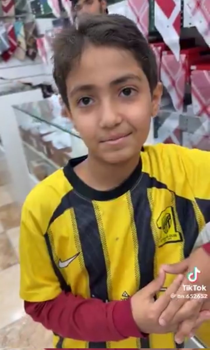 تواصلت معا بسام والد محمد .. وعبر لي عن مدى احترامه للاهلي وجماهيره وقال نصا .. انا اتحادي واغلب العائله اتحاديه الا ان محمد خرج عن طوعنا واصبح عاشق للاهلي .. حتى ان عمه في جده (قالها ضاحكآ) أعطاه ايباد لتشجيع الاتحاد وبعد ان اخذ الايباد عاد لتشجيع #الاهلي .. وقال له انا اهلاوي