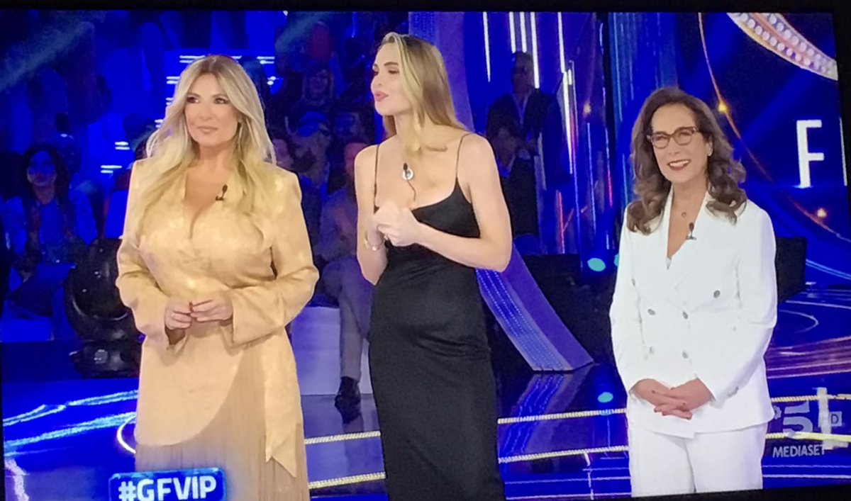 eleobor's tweet photo. @stanzaselvaggia @GrandeFratello qui solo per te❤️❤️❤️❤️🤩 in bocca al lupo per questa nuova avventura 🩷🩷🩷 meravigliosa e sorridente 💘 https://t.co/NQYqFoQcMU