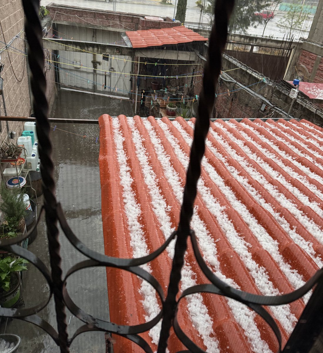 Raincita's tweet photo. Llueve con granizo. Villas de Terranova, Acolman. @marioelopezs @nmasforo #Forotv #Acolman #EdoMex https://t.co/GH5VTqPX2j