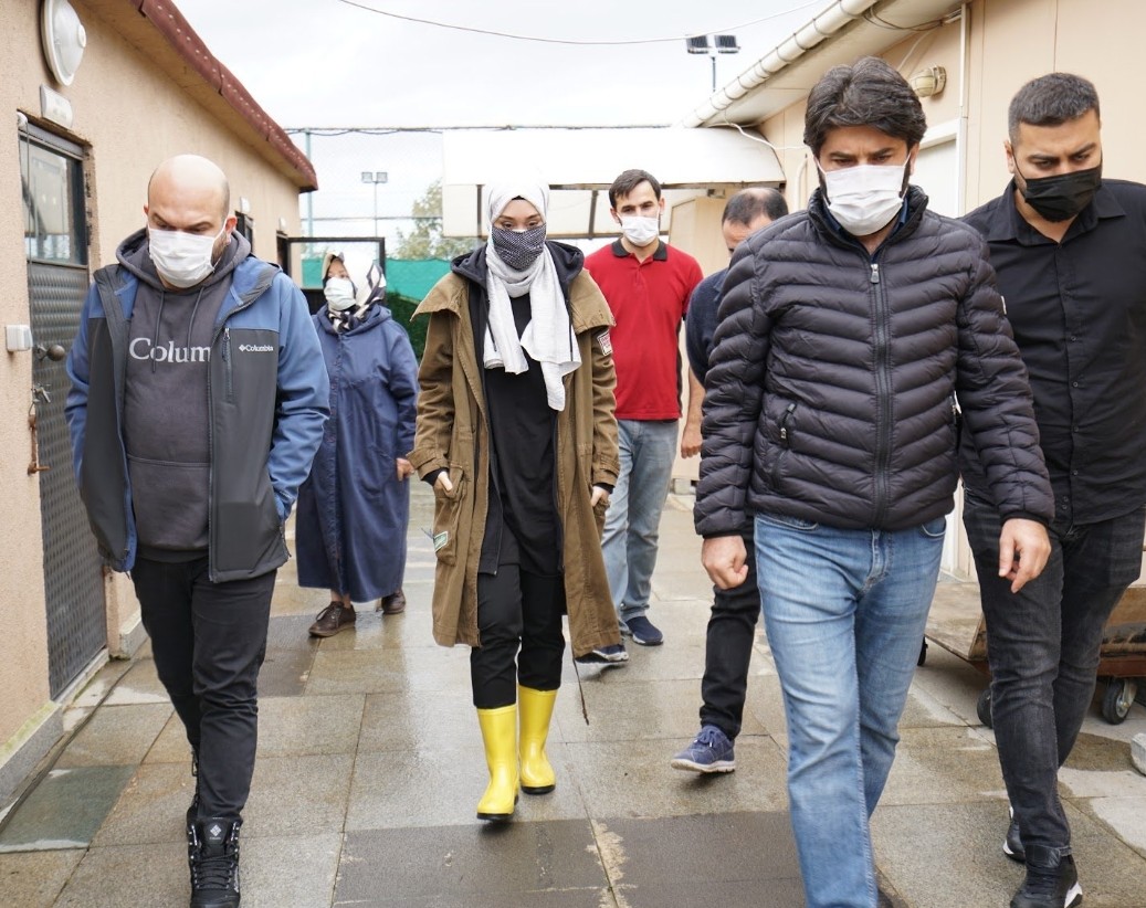 Ak Parti vekili Rumeysa Kadak hayvanların durumunu yerinde görmek için kurdukları özel  ekiple barınakları gezmeye başladı.

Maskeler niçin acaba?🤫🤫🤫