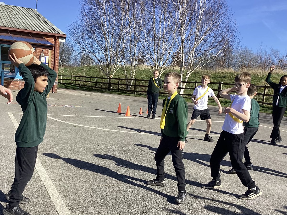 GatesKingfisher's tweet photo. In PE, we have been practising our netball skills. The children showed great teamwork and determination! #TheGatesPE https://t.co/g6nEerCjS8
