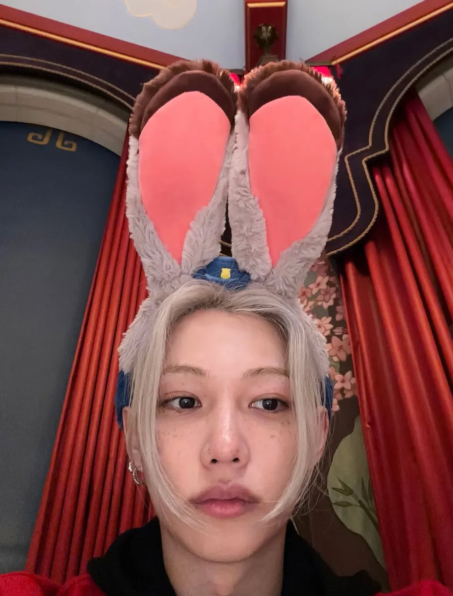 felixielee_'s tweet photo. yes I am in fact still alive, hi https://t.co/NSe58kdWK5