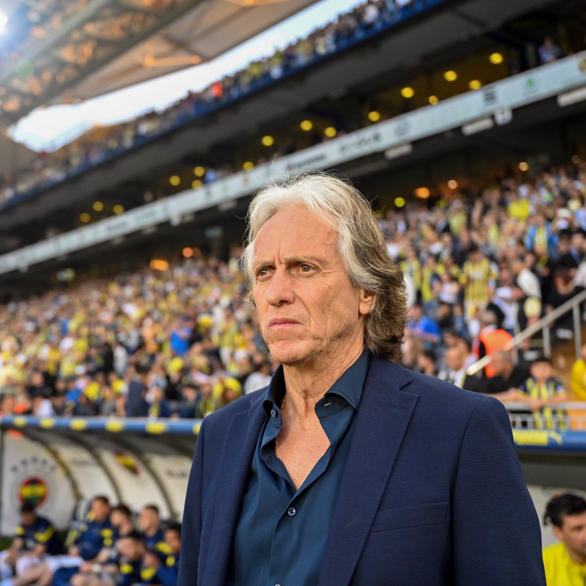 Jorge Jesus: "Fenerbahçe dönemimde onca olumsuzluğa rağmen, bitime 12 hafta kala liderin sadece iki puan gerisindeydik. Beşiktaş'ı sahamızda ağırladık ve ben cezam nedeniyle tribündeydim. İlk yarıyı 1-0 önde kapattık. İkinci yarının hemen başında rakip oyuncu penaltıya sebep olan