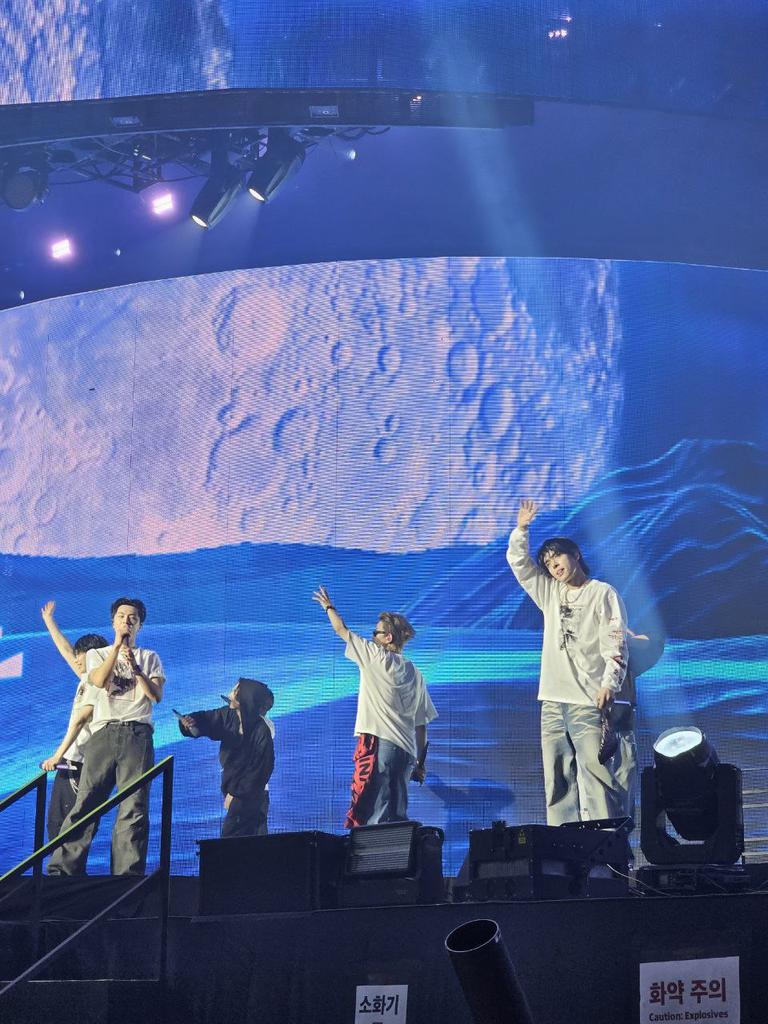 darindos228's tweet photo. #희승아_보고지퍼 

i was by your side since 2021. saw you during the manifesto tour, fate, fate+ and walk the line and I really want to see you all seven again on stage. I really miss you my bambi hee🧡 I look forward to hearing from you about the good work we've done. https://t.co/6ZvOjtl1Pp